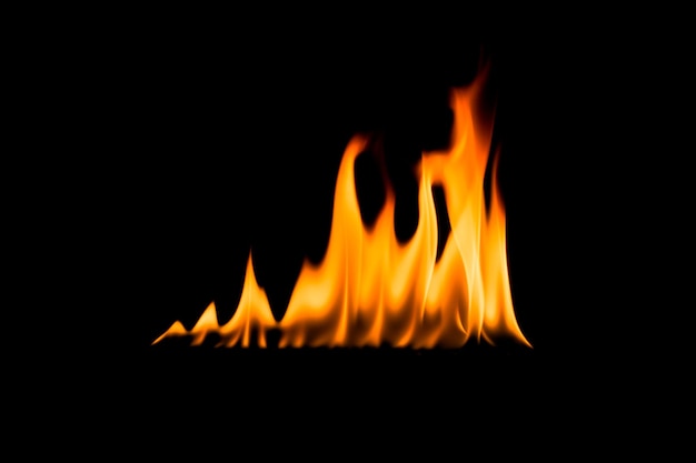 Nahaufnahme des Feuers vor schwarzem Hintergrund