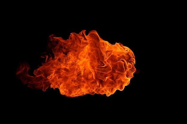 Nahaufnahme des Feuers vor schwarzem Hintergrund