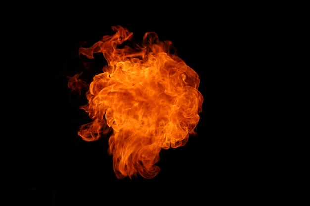Nahaufnahme des Feuers vor schwarzem Hintergrund