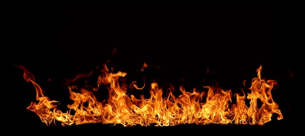 Nahaufnahme des Feuers vor schwarzem Hintergrund