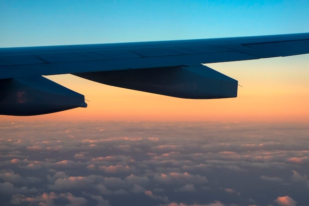 Foto nahaufnahme des flugzeugflügels gegen den himmel während des sonnenuntergangs