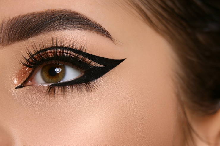 Foto nahaufnahme des frauenauges mit sexy eyeliner und goldenem schatten