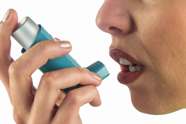 Nahaufnahme des Frauengesichtes bei der Anwendung des Asthmainhalators