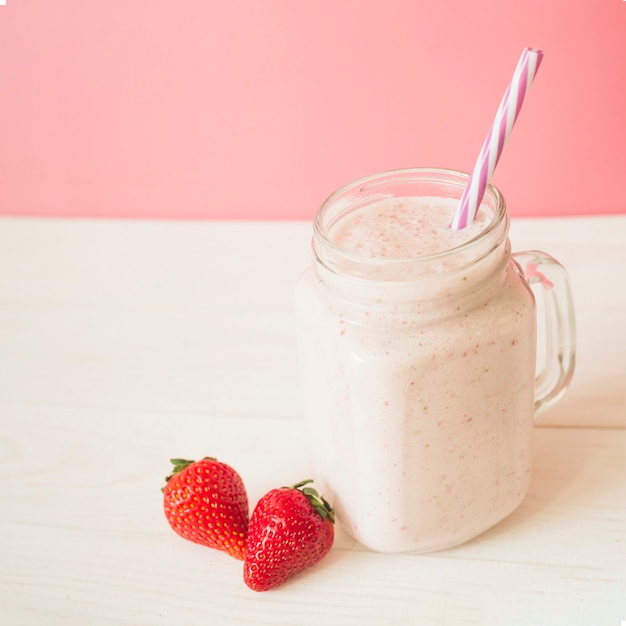 Nahaufnahme des frischen erdbeeresmoothie im glas