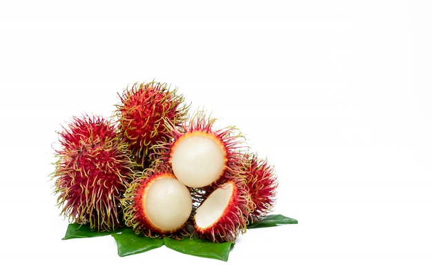 Nahaufnahme des frischen roten reifen Rambutans (Nephelium lappaceum) mit den isolierten Blättern