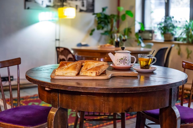 Foto nahaufnahme des frühstücks auf dem tisch im restaurant