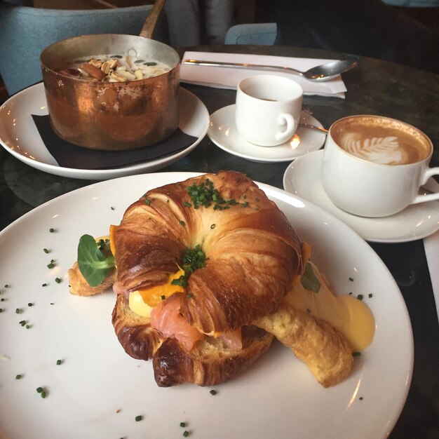 Foto nahaufnahme des frühstücks auf dem tisch