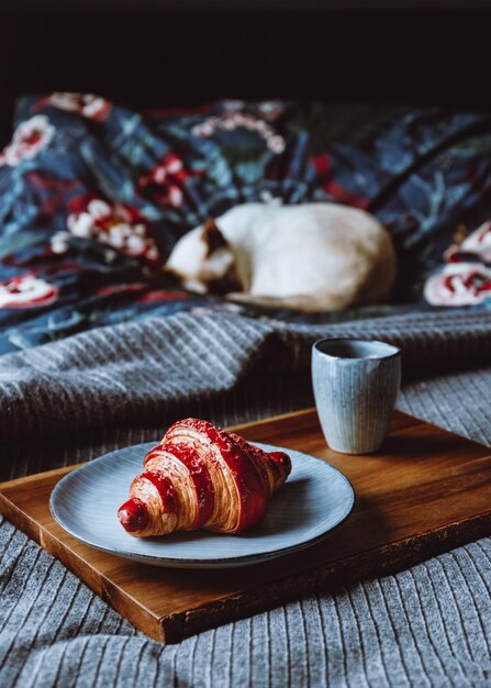 Nahaufnahme des Frühstücks auf dem Tisch