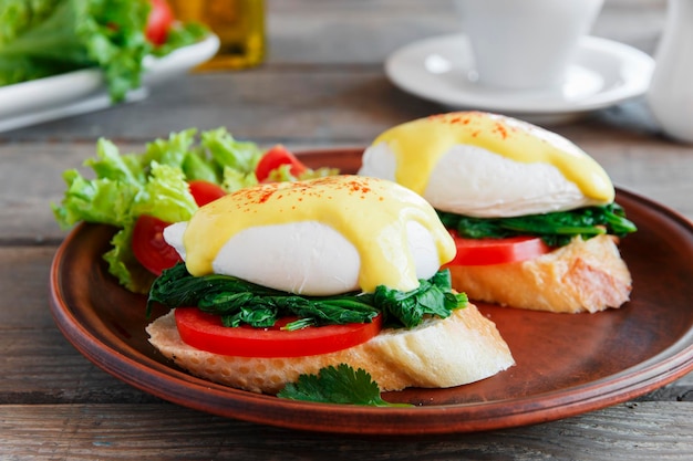 Nahaufnahme des Frühstücks auf dem Tisch
