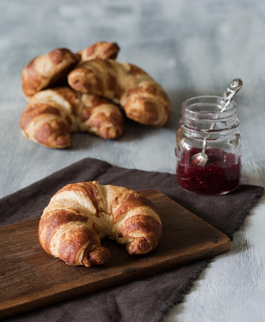 Nahaufnahme des Frühstücks auf dem Tisch
