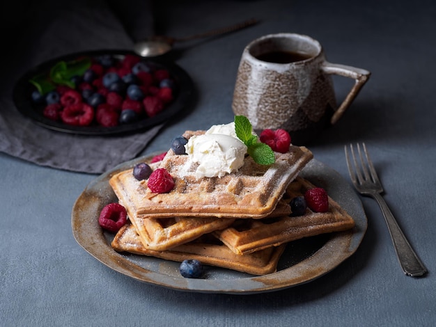 Nahaufnahme des Frühstücks auf dem Tisch