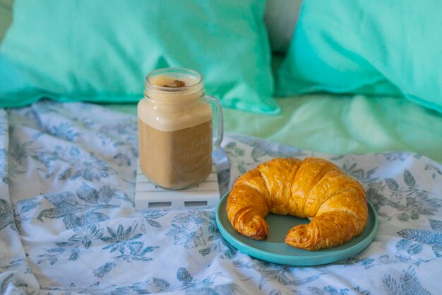 Nahaufnahme des Frühstücks im Bett