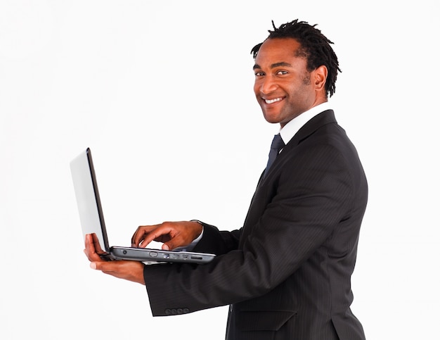 Nahaufnahme des Geschäftsmannes arbeitend an Laptop
