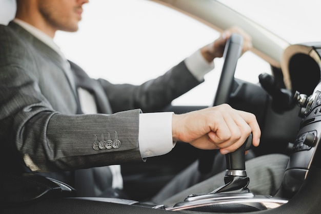 Foto nahaufnahme des geschäftsmannes das auto antreibend