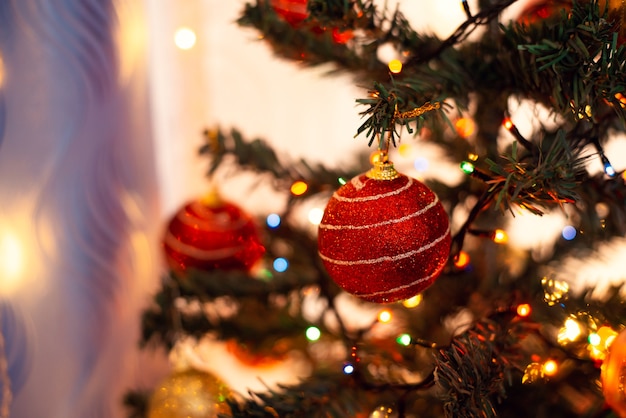 Nahaufnahme des geschmückten Weihnachtsbaumes