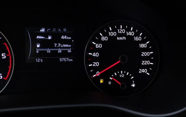 Nahaufnahme des Geschwindigkeitsmessers im Auto