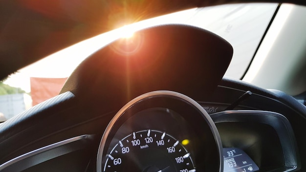 Foto nahaufnahme des geschwindigkeitsmessers im auto