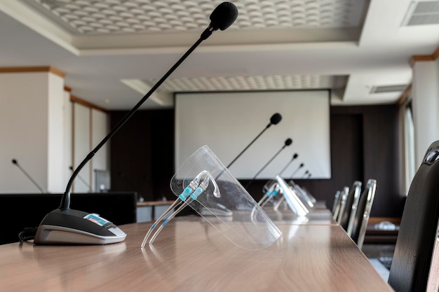 Nahaufnahme des Gesichtsschutzes auf dem Tisch im Besprechungsraum