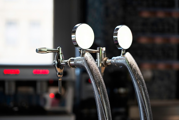 Nahaufnahme des glänzenden Bierhahns an der Brauerei-Bar.