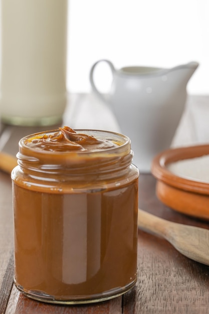 Nahaufnahme des Glases Dulce de Leche traditionelle Süßigkeit aus Argentinien