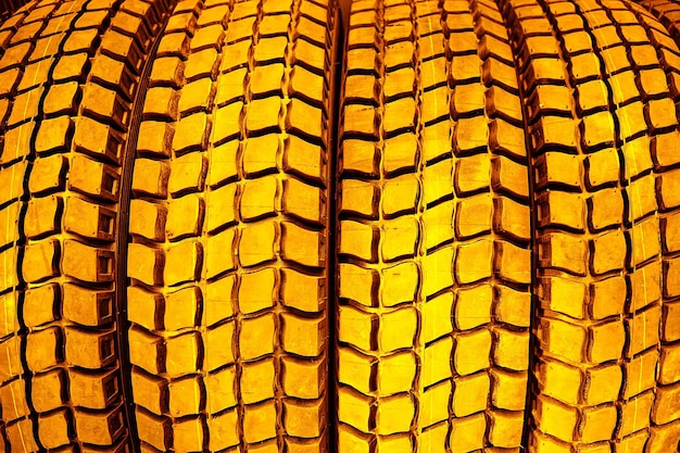 Nahaufnahme des goldenen ReifenprofilsDas Konzept der teuren Autowartung