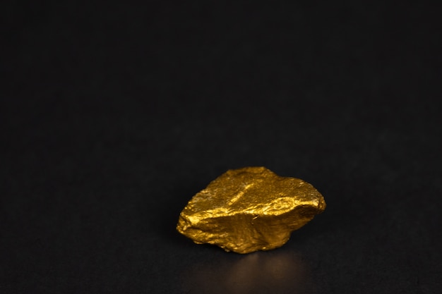 Nahaufnahme des Goldnuggets oder des Golderzes