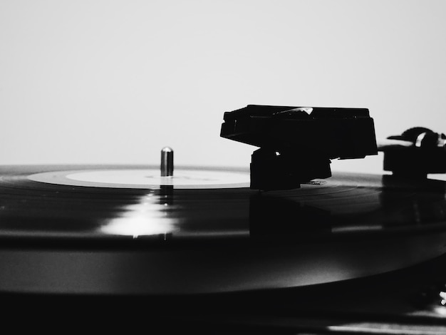 Foto nahaufnahme des grammophons vor grauem hintergrund