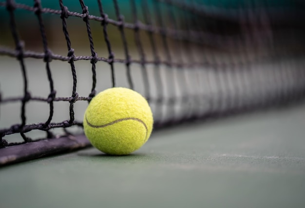 Nahaufnahme des grünen Balls durch das Netz auf dem Platz
