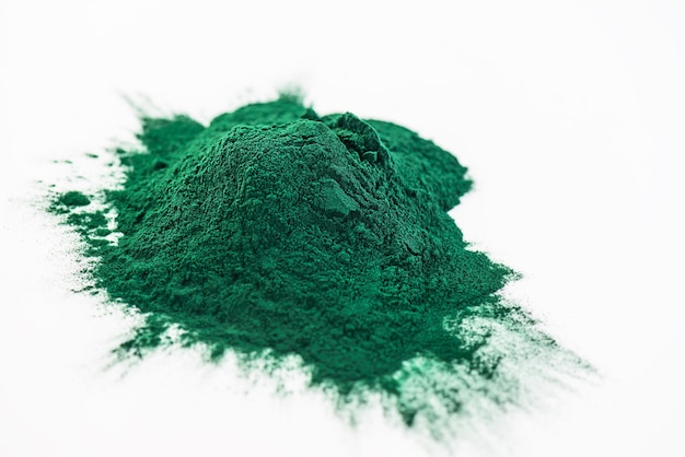 Nahaufnahme des grünen Spirulina-Pulvers mit Kopienraum