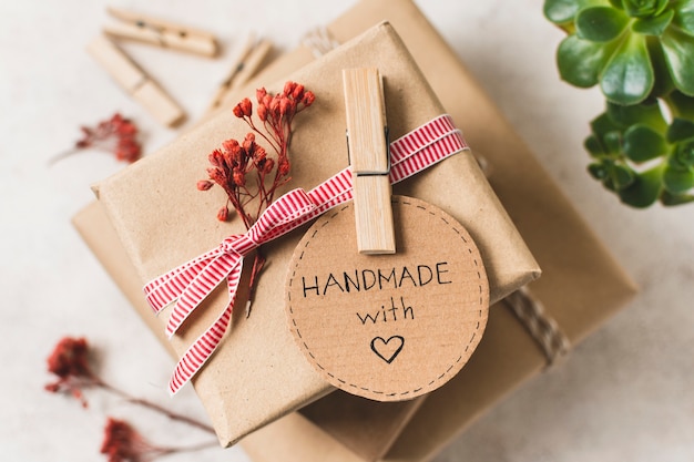 Foto nahaufnahme des handgemachten geschenks mit kleidungsstift