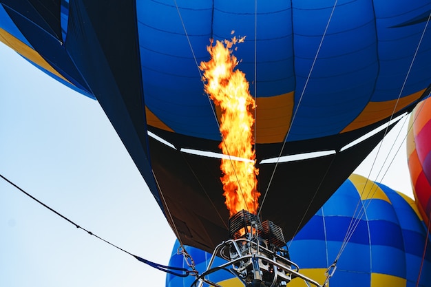 Nahaufnahme des Heißluftballonteils, das für Flug vorbereitet wird