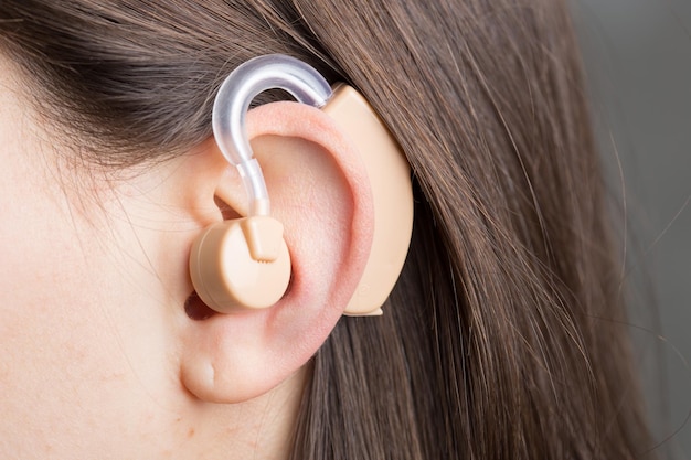 Nahaufnahme des Hörgeräts im Ohr eines Mädchens