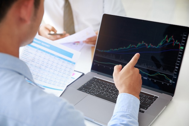 Nahaufnahme des jungen Geschäftsteams Investment Trading Diskussion und Analyse des Finanzmarktdiagramms