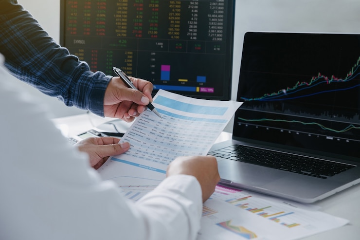 Foto nahaufnahme des jungen geschäftsteams investment trading diskussion und analyse des finanzmarktdiagramms