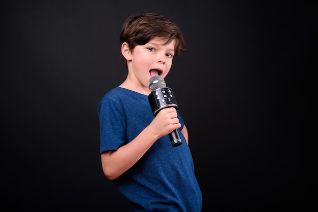 Nahaufnahme des jungen hübschen Jungen lokalisiert