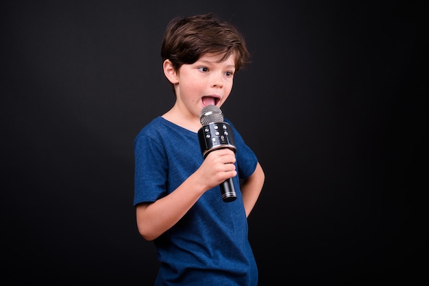 Nahaufnahme des jungen hübschen Jungen lokalisiert