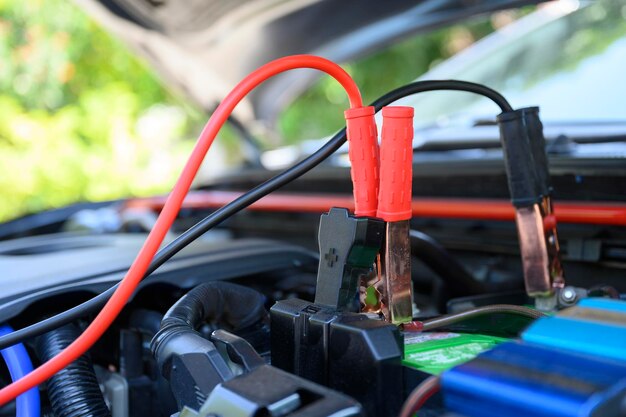 Foto nahaufnahme des kabels zum anschluss an die autobatterie
