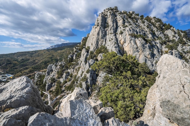 Nahaufnahme des Katzenbergs der Kleinstadt Simeiz auf der Halbinsel Krim am Schwarzen Meer