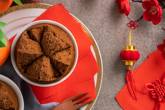 Nahaufnahme des köstlichen frischen chinesischen gedämpften Biskuitkuchens namens Fa Gao für das traditionelle Essen des Mondneujahrsfestes auf grauem Tischhintergrund.