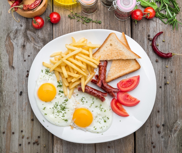 Nahaufnahme des kontinentalen Frühstücks mit Ei und Wurst