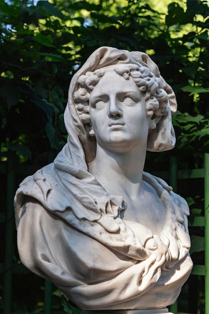 Nahaufnahme des Kopfes der Skulptur Frau aus weißem Marmor Alte Statue der sinnlichen traurigen Frau im Schleier