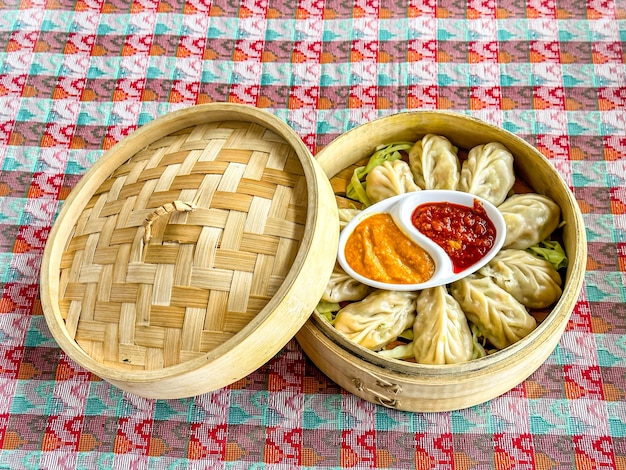 Nahaufnahme des koreanischen Essens Dumpling Momo auf dem Tisch