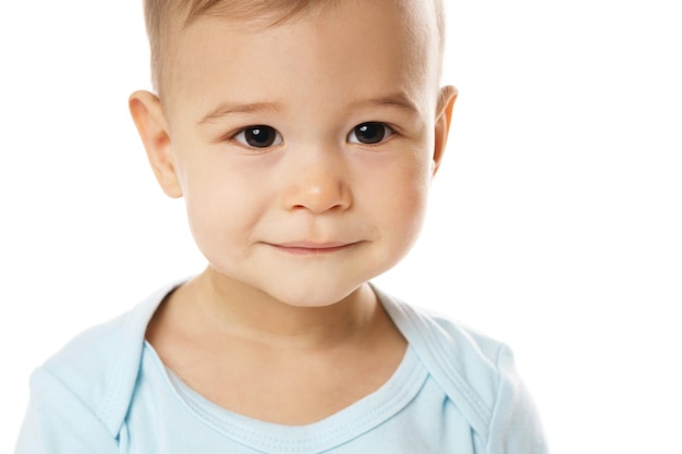 Nahaufnahme des lächelnden Gesichts des kleinen Jungen im Strampler