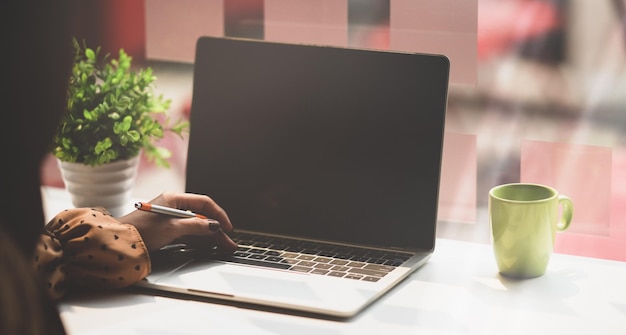 Nahaufnahme des Laptops auf dem Tisch