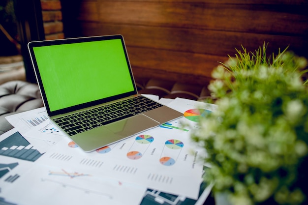 Nahaufnahme des Laptops auf dem Tisch