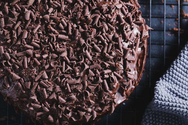 Nahaufnahme des leckeren schokoladenkuchens mit schokoladenstücken auf backblech.