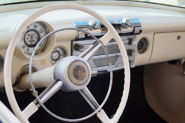 Nahaufnahme des Lenkrads eines Vintage-Autos