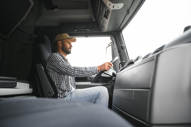 Nahaufnahme des LKW-Fahrers hinter dem Lenkrad