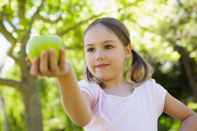 Nahaufnahme des Mädchens Apfel im Park halten