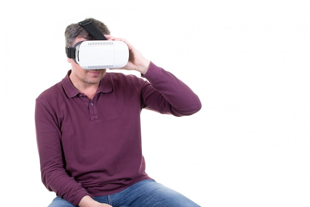 Nahaufnahme des männlichen tragenden Smartphone der virtuellen Realität des jungen Mannes unter Verwendung mit VR-Kopfhörer